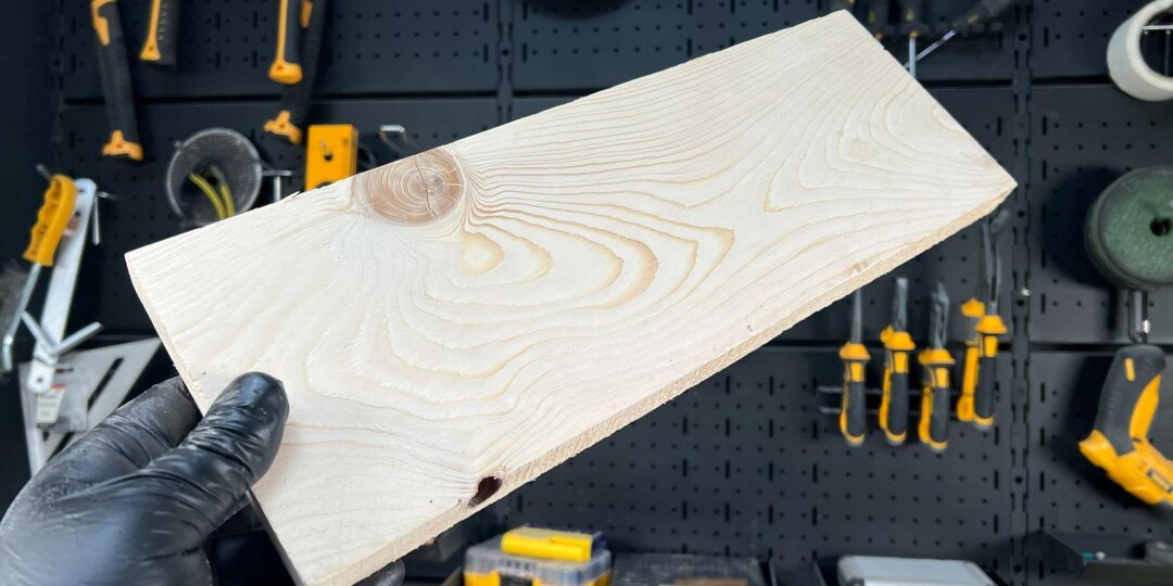 Простая самоделка из старой доски, которая меняет правила посадки чеснока