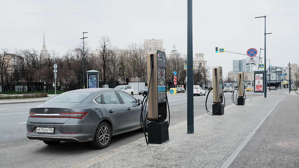 Источник: https://auto.ru/mag/article/spros-na-elektromobili-rastet-chto-pokupayut-v-rossii-i-gde-poyavlyayutsya-novye-zaryadki/?utm_referrer=https%3A%2F%2Fwww.google.com%2F