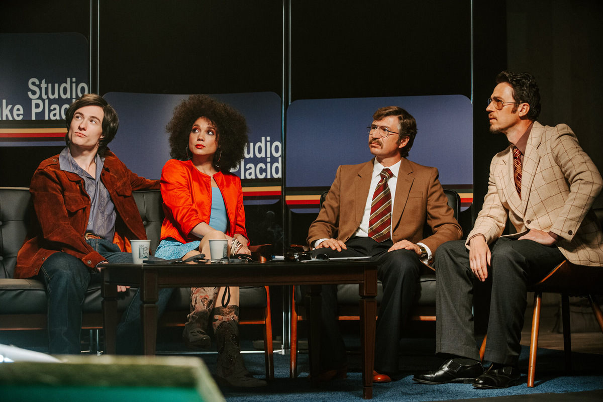 Телестудия воссоздана до деталей: костюмы, грим и атмосфера «живого эфира» в новой спортивной драме, (источник: kinopoisk.ru)