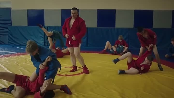 Живая тренировка: отработка бросков и болевых приёмов под присмотром тренера, дисциплина и командный дух на ковре.