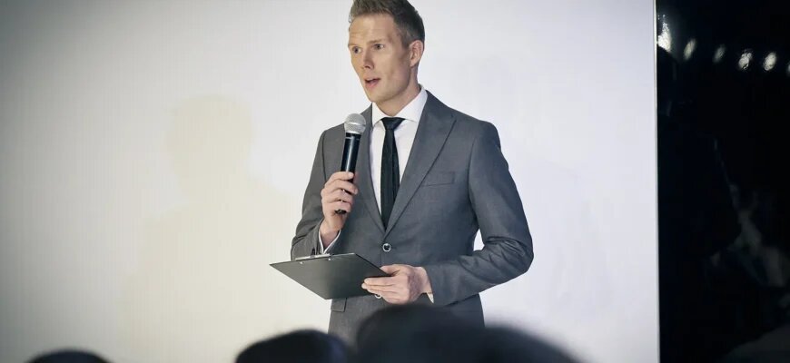    Денис Петров — ведущий новостных программ телеканала «Россия-24», ГТРК «Урал», исполнительный продюсер телерадиокомпании, преподаватель кафедры «Телевидения и новых медиа» департамента журналистики УрФУ. Интервью о новостях Марина Колясникова