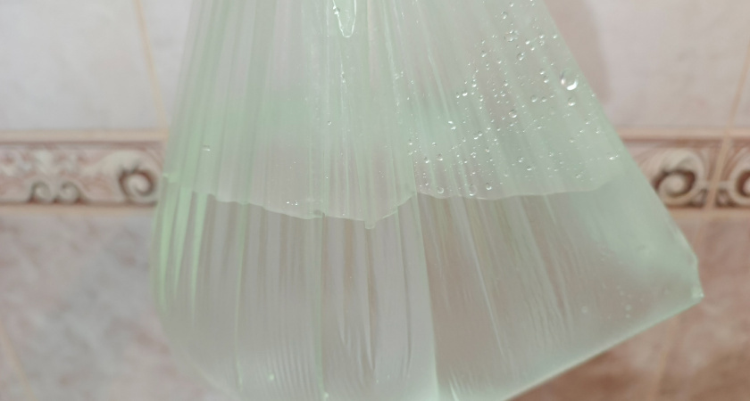    Всегда держу на подоконнике пакет с водой: сосед смеялся, но повторил так же – забыли про надоедливую проблему