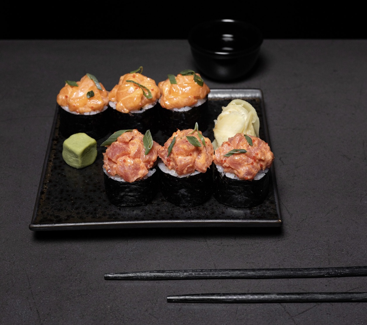 Тар-тар ролл с тунцом, лососем и манго 