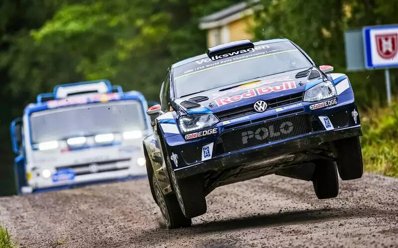    Команды Volkswagen и «КАМАЗ-Мастер» одна­жды провели «совместные учения» на финском скоростном участке «Оунинпохья». Конечно, это была пиар-акция – ни одна марафонская машина не догонит Polo WRC в его родной стихии.