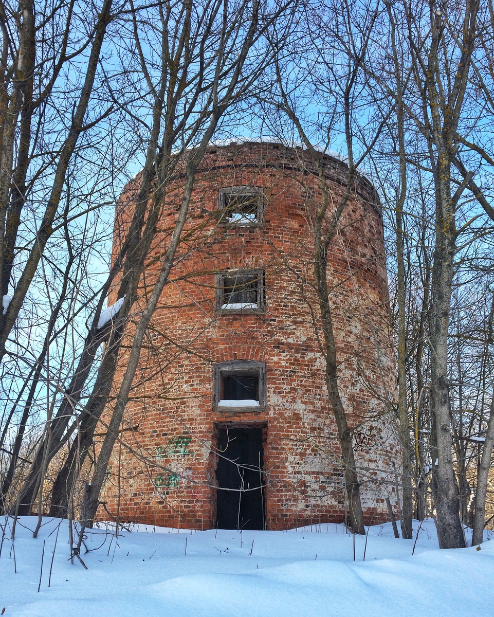 Долгое время доминантой места была старинная водонапорная башня царских времен. Уже лет 6 как все постройки ЭХ Большевик и царская башня тоже снесены
