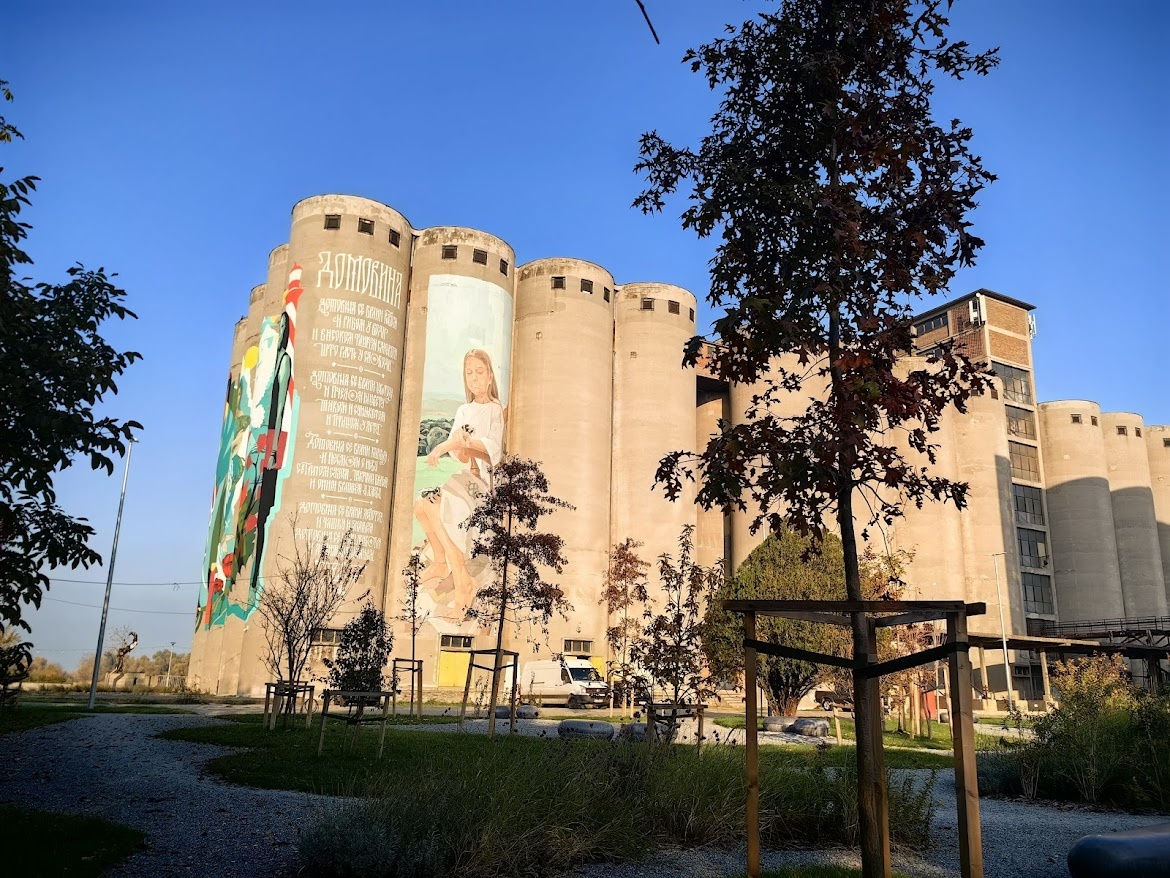 Мурал с сербской девушкой в Белграде, культурный центр Силоси. Говорят, у нее есть реальный прототип.