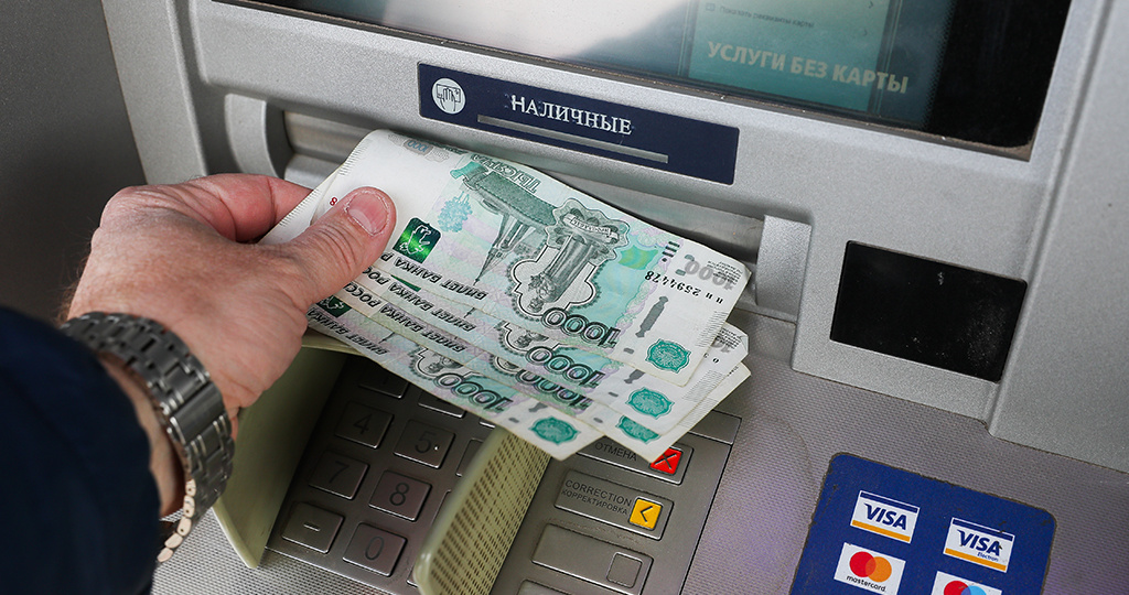 Почему получить наличные в банке стало сложнее: новые ограничения для клиентов