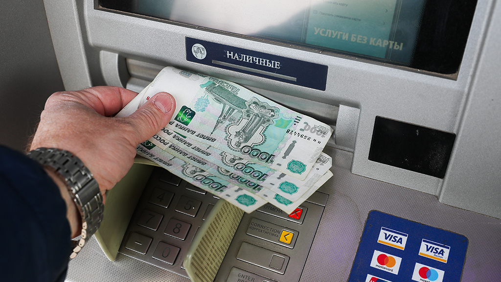 Почему получить наличные в банке стало сложнее: новые ограничения для клиентов