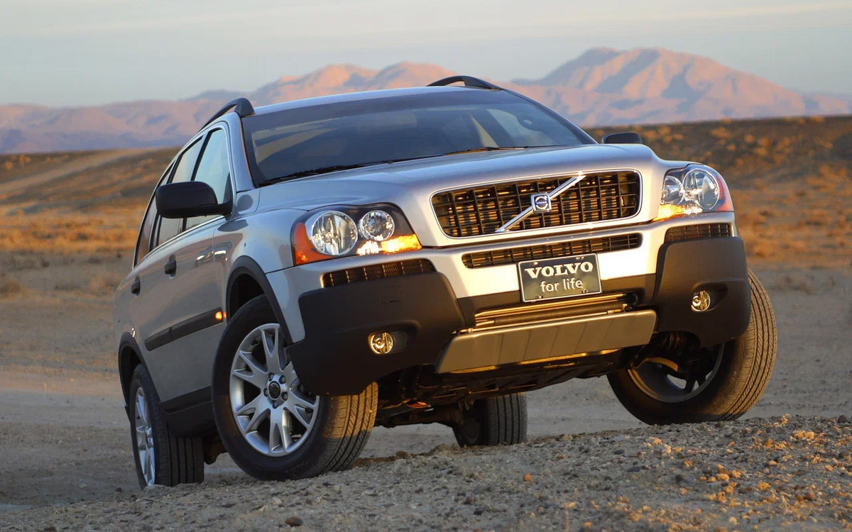 Volvo📷Серийный Volvo XC90 дебютировал в 2002 году. Платформа от большого седана S80. Моторы — бензиновые L6 2.5 и 2.9 (позже уступил 3,2-литровому) или дизель L5 2.4. Муфта Haldex подключает заднюю ось