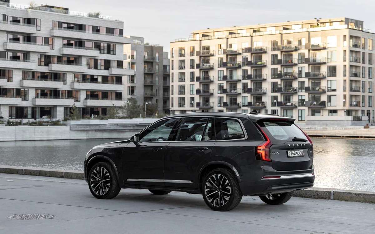 Volvo📷В отличие от скоропортящихся китайских дизайнов эстетика XC90 неподвластна годам. На выбор восемь кузовных цветов и новые варианты колесных дисков