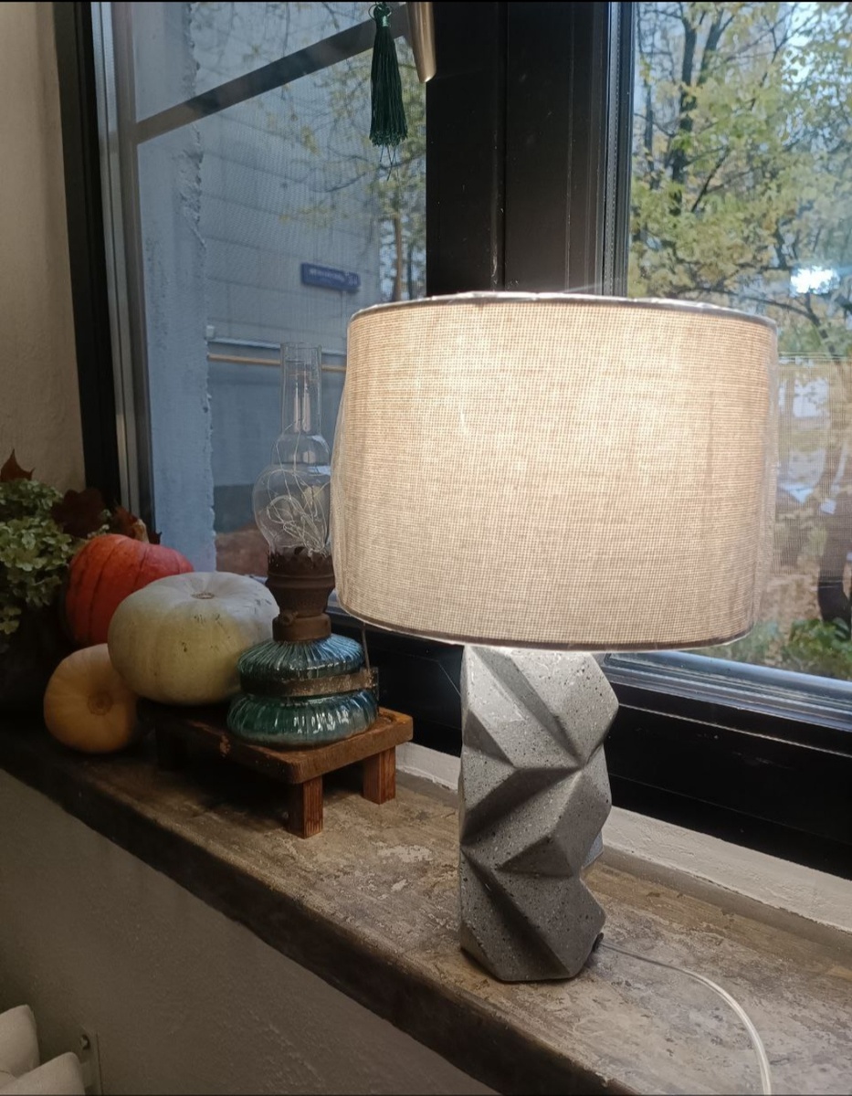 Эту спасённую настольную совершенно новую лампу я разыграла в ТГ по случаю первой тысячи подписчиков