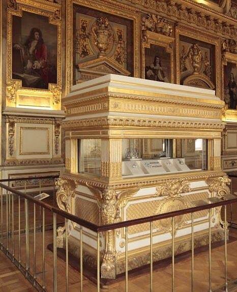 Как было: огороженные датчиками витрины с бронестеклом и механизмом сбрасывания содержимого в нижний сейф при попытке проникнования