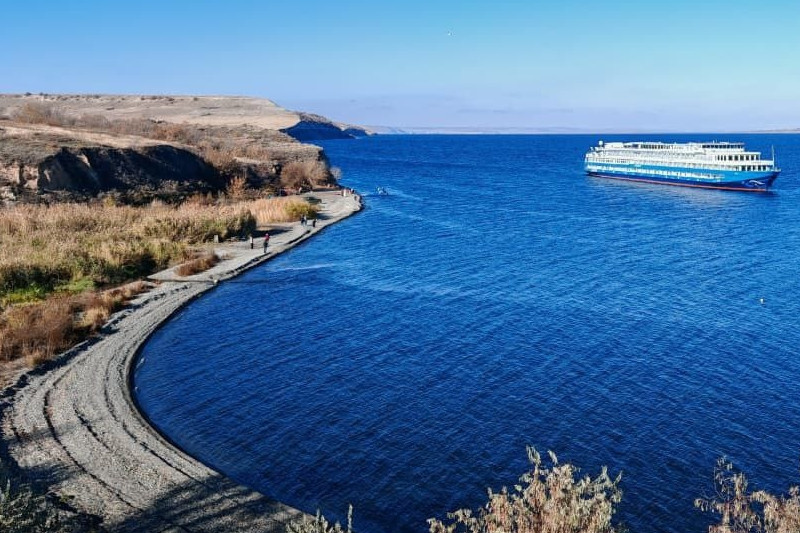    Круизный лайнер «Россия» на якоре у берега Щербаковского природного парка (фото: природный парк «Щербаковский»)