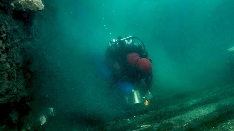 Подводные археологи работают на дне лагуны Пунта-Икакос, где среди ила и торфа скрывались остатки древнего поселения майя, (источник: iz.ru)