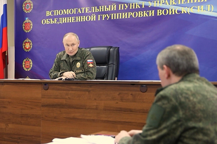    Накануне Путин собрал совещание в пункте управления Объединенной группировкой войск и раскрыл карты. Испытывали не только поставленные на вооружение ракеты, но и перспективные образцы.   
Фото: kremlin.ru