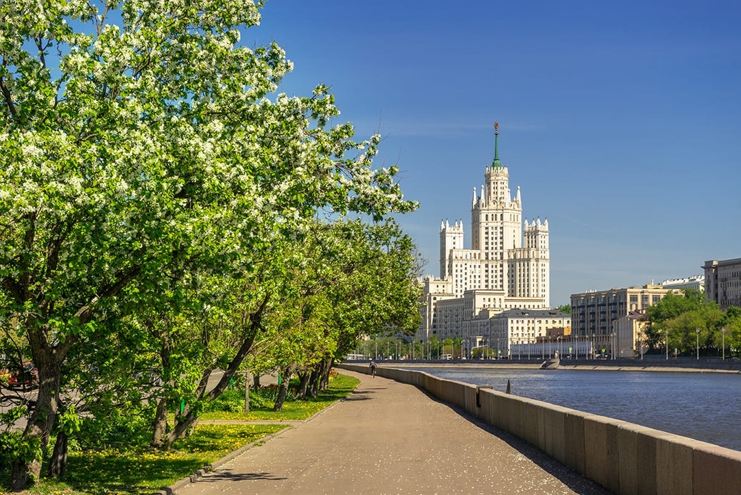 Источник: https://experience.tripster.ru/articles/10-samyh-krasivyh-naberezhnyh-v-centre-moskvy/