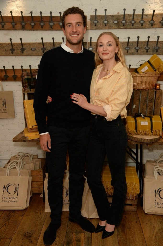  Перегрин Пирс и Софи Тернер. Фото: vk.com/sophieturnerdaily