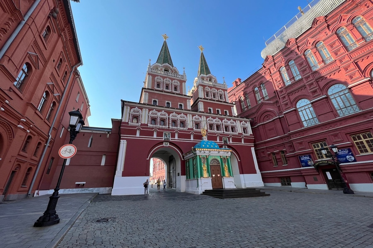 Воскресенские ворота — это главный вход на Красную площадь. Они соединяют Красную и Манежную площади, находясь между зданием Государственного Исторического музея и бывшим зданием Московской городской думы.