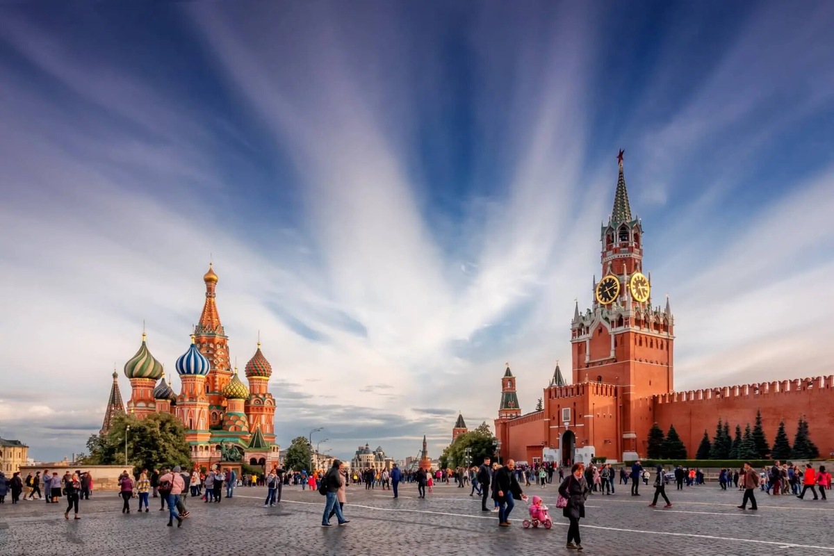 Пошаговая инструкция, как добраться до Красной площади на метро, автобусе и из аэропортов. Рассказываем, из какого выхода метро выходить, чтобы не заблудиться, и как избежать перекрытий в дни мероприятий.