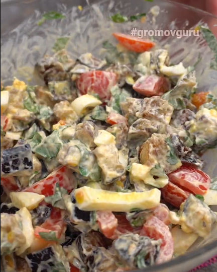 Ароматный салат с хрустящими баклажанами и зеленью