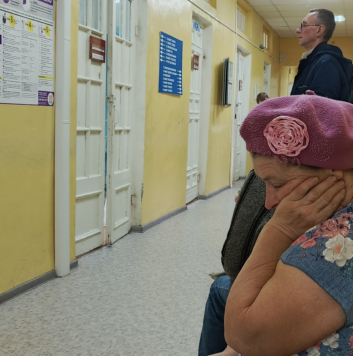 В больнице, в коридоре, где сидела.