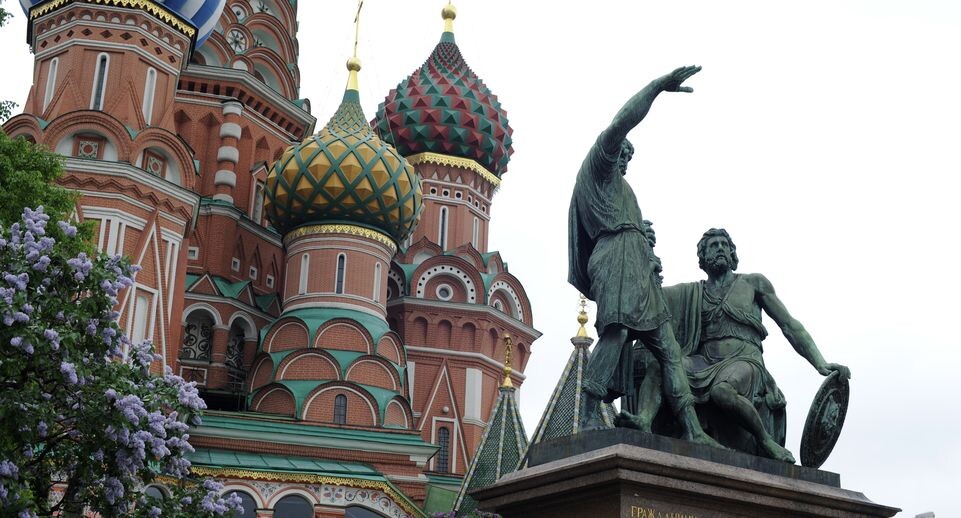    Памятник Минину и Пожарскому на Красной площади в Москве / Медиасток.рф