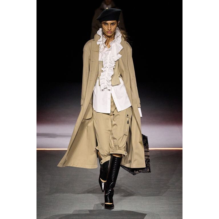 Кристиан Диор. Романтическая блузка оживляет многослойную конструкцию городского стиля.