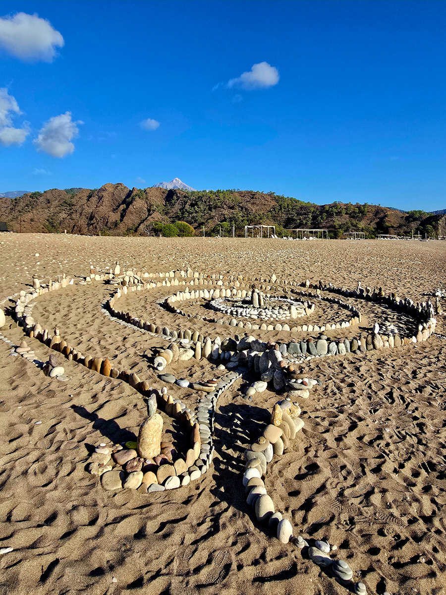 Пляж Чиралы на горизонте вершина Тахталы Даг