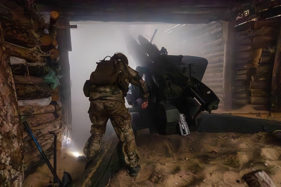 Военнослужащий артиллерийского подразделения во время боевой работы расчета 152-мм гаубицы 2А62 "Мста-Б" в зоне СВО - Фото: Алексей Коновалов/ТАСС