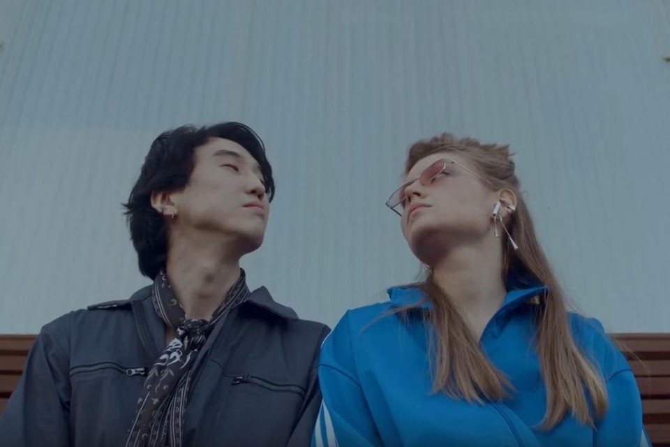    В клипе играют с образом Виктора Цоя. Фото: кадр из видео.