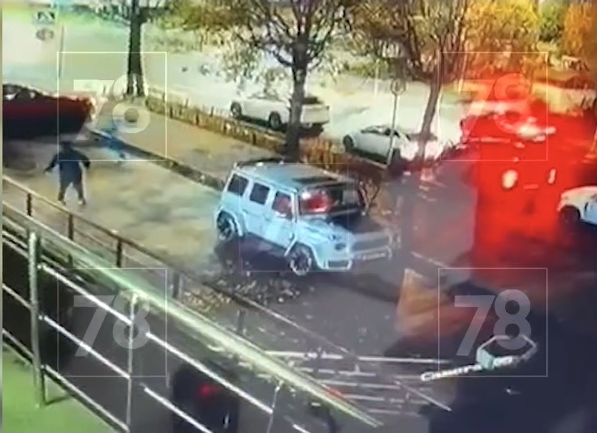 Момент нападения на Андрея Мостового. Скриншот с видео t.me/good78news