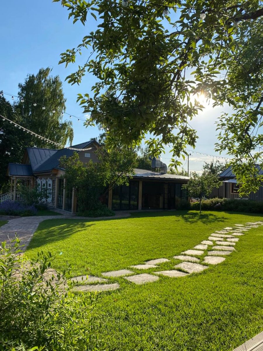 Вид с летней террасы Kitchen Market на здание ресторана Jardin и внутренний двор