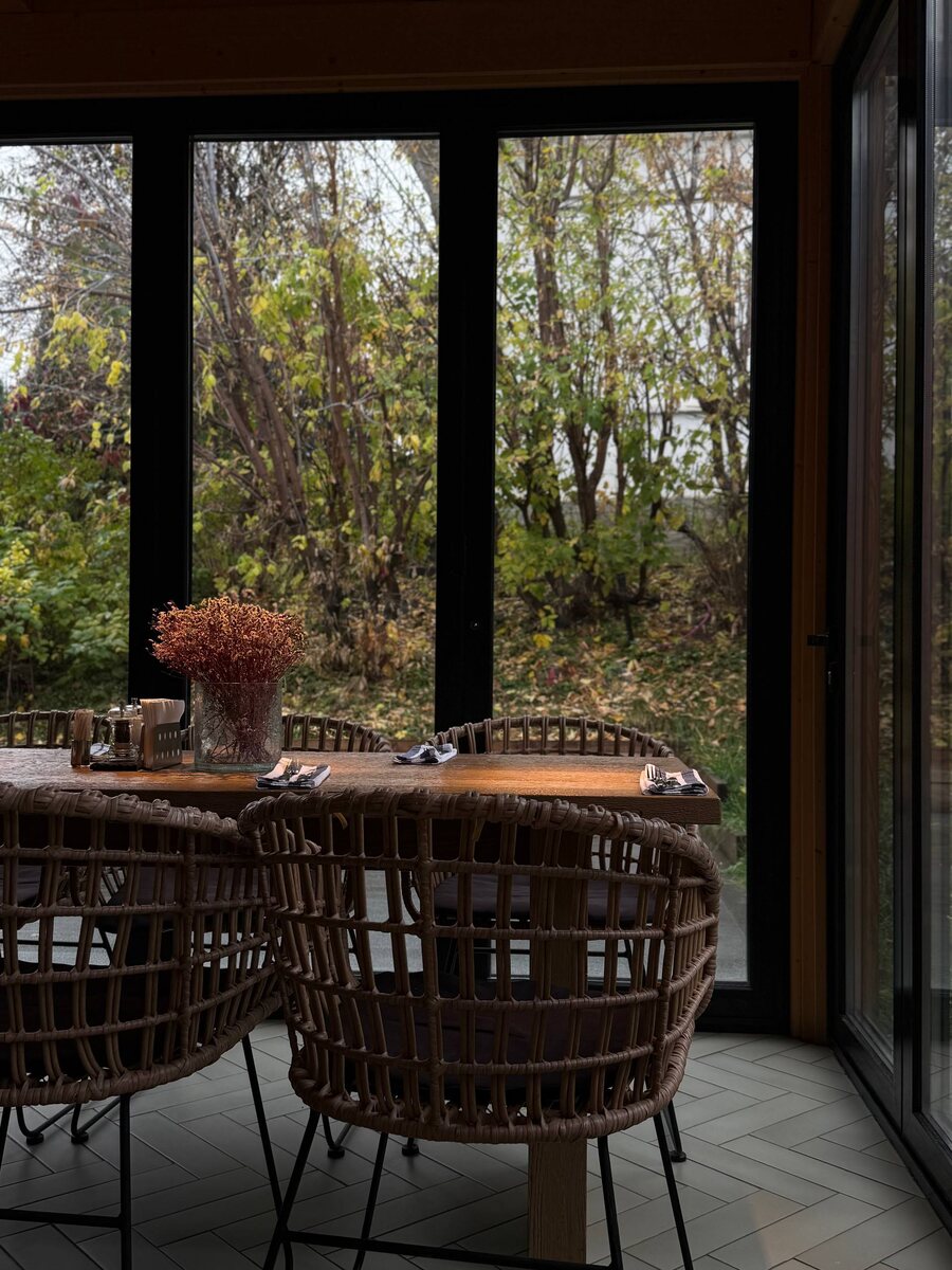 Фото с открытой отапливаемой террасы. 