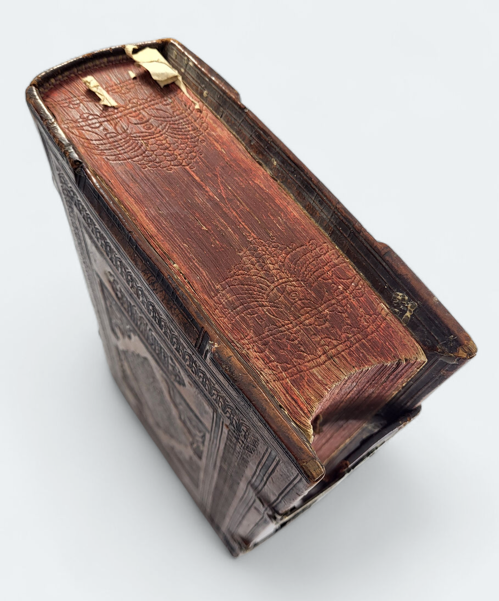 Окрашенные и гравированные вручную обрезы 