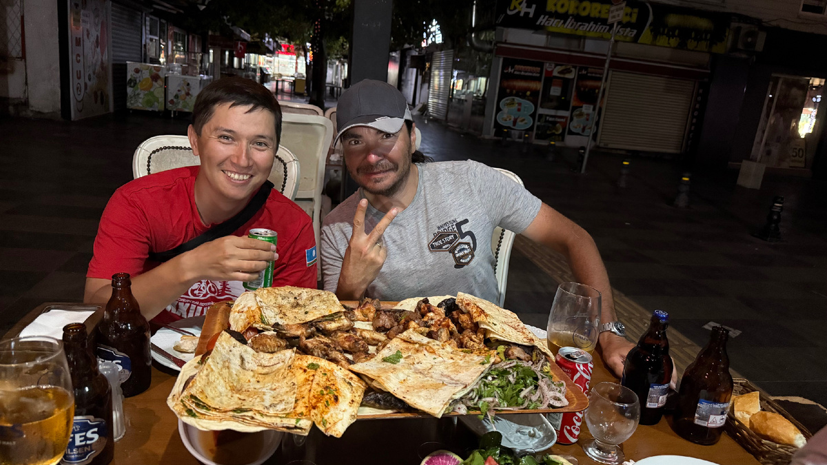 Праздничный ужин в уличном ресторане. 