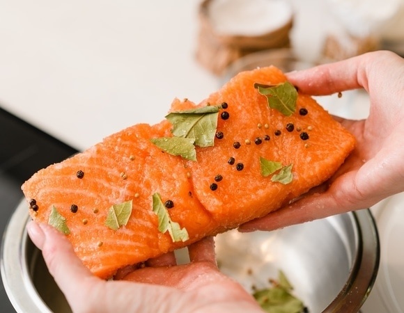 Эксперты "Едим Дома" напомнили правила домашней засолки красной рыбы