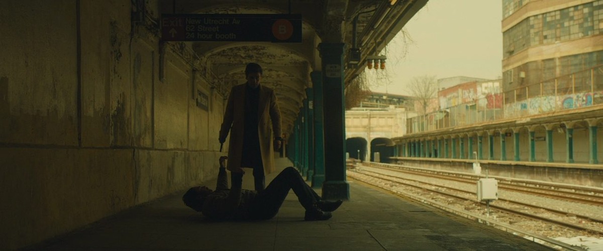 Моралес - бизнесмен без страха и упрека, смело бросается в погоню за вооруженным грабителем, догоняет и побеждает!