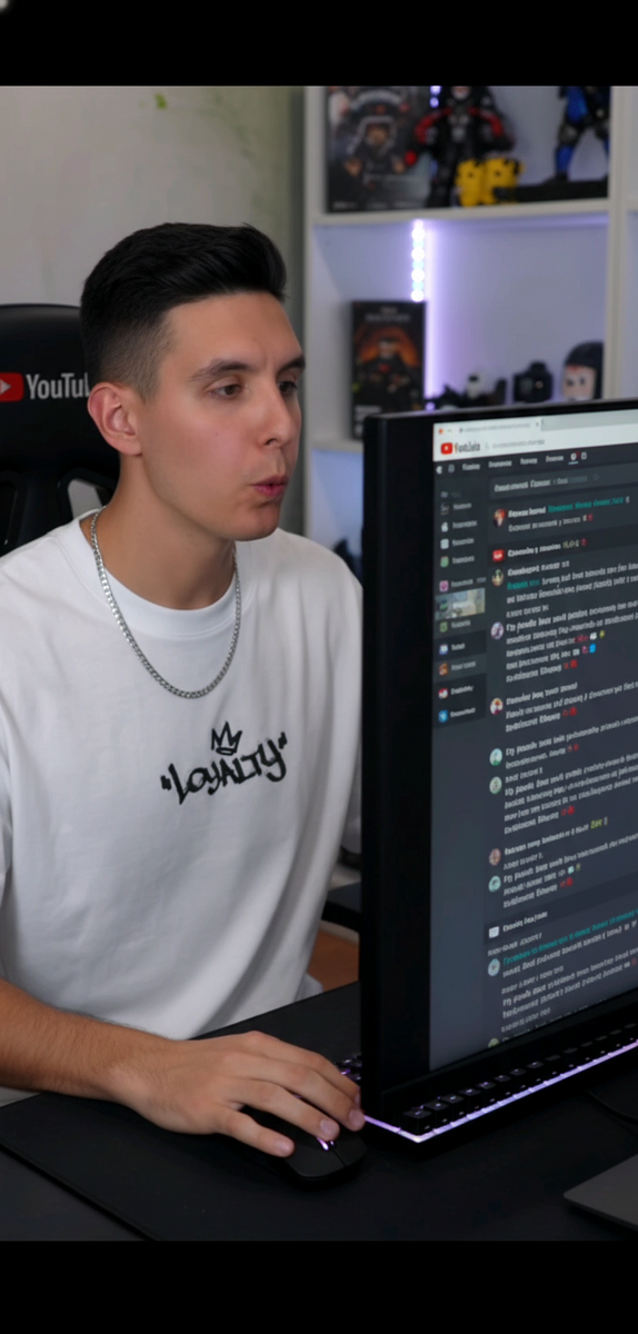 После того как я загрузила изображения я такой запрос написала типо такого: "Посади Раиля на кресло игровое с высокой спинкой и сделай так чтобы сидел за компьютером, читал комментарии в чате ютуба и насвистывал мелодию сложа свои губы в трубочку и сделай изображение HD высокого качества"