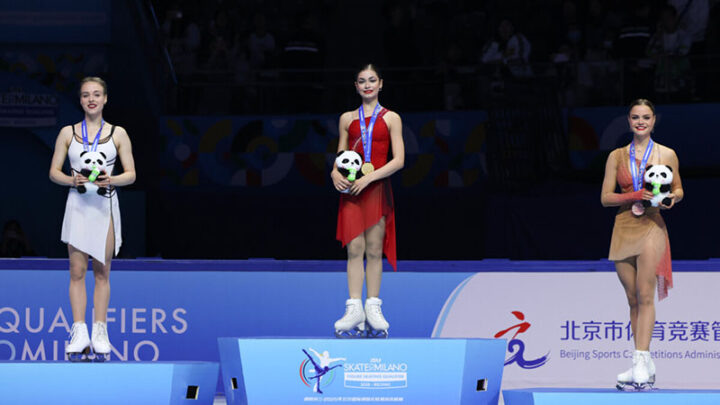 20 сентября 2025 года, Пекин. Пьедестал почета олимпийской квалификации: Аделия Петросян (в центре) — золото, Анастасия Губанова (слева) — серебро, Луна Хендрикс — бронза.