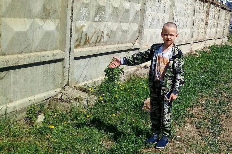 «Мам, тут какой-то дяденька лежит…»: как дети спасли жизнь мужчине с сердечным приступом, пока все взрослые проходили мимо