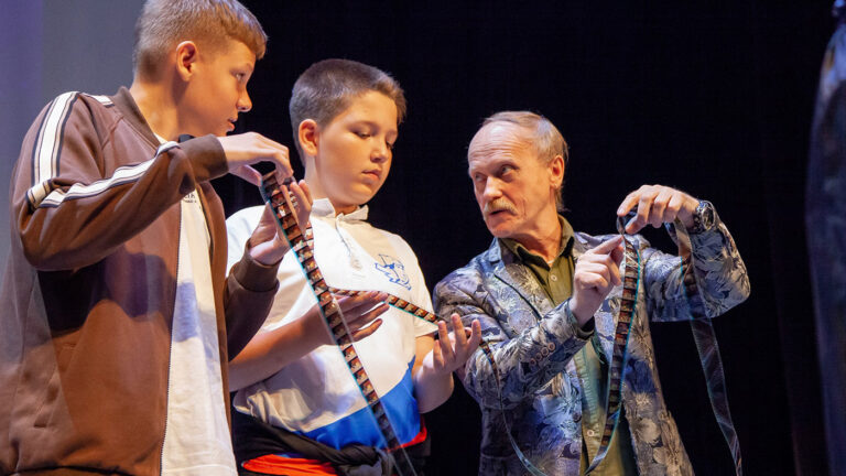 Как я и предполагал, лекция "про кинотехнологии" это всего лишь прикрытие. Фото (c) ВДЦ «Орлёнок»