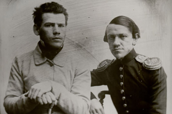 Где воевал Лев Толстой и почему у него так мало орденов и медалей?