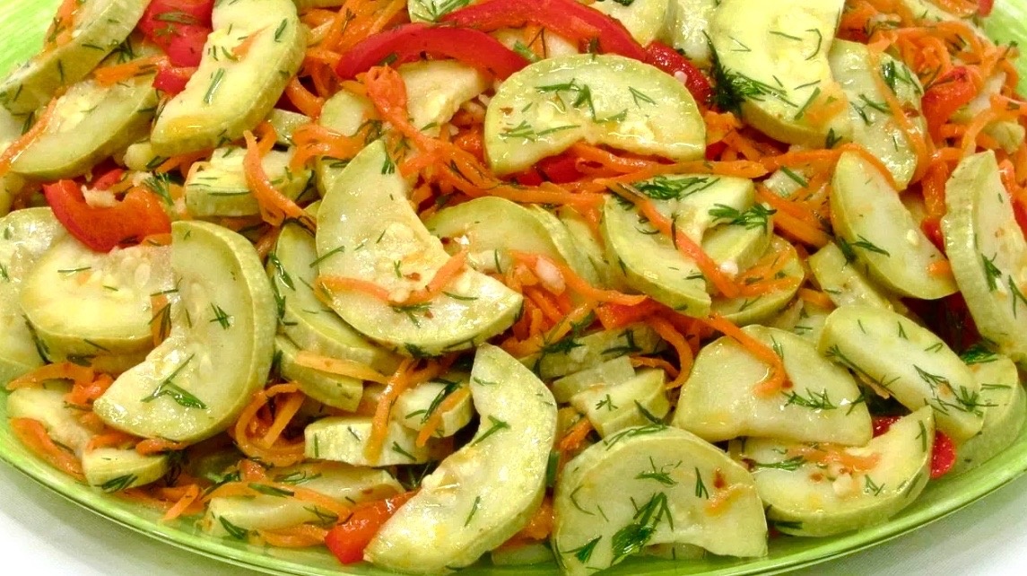Закусочный овощной салат с кабачками и пикантной заправкой.