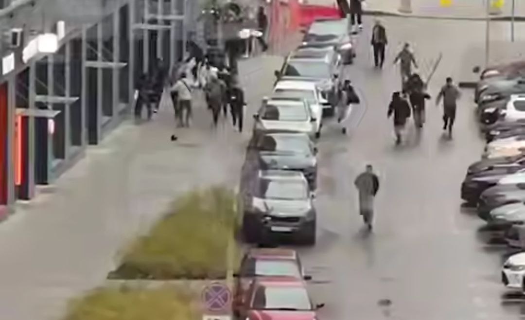 Мигранты бегали с палками по улице. Фото: Shot