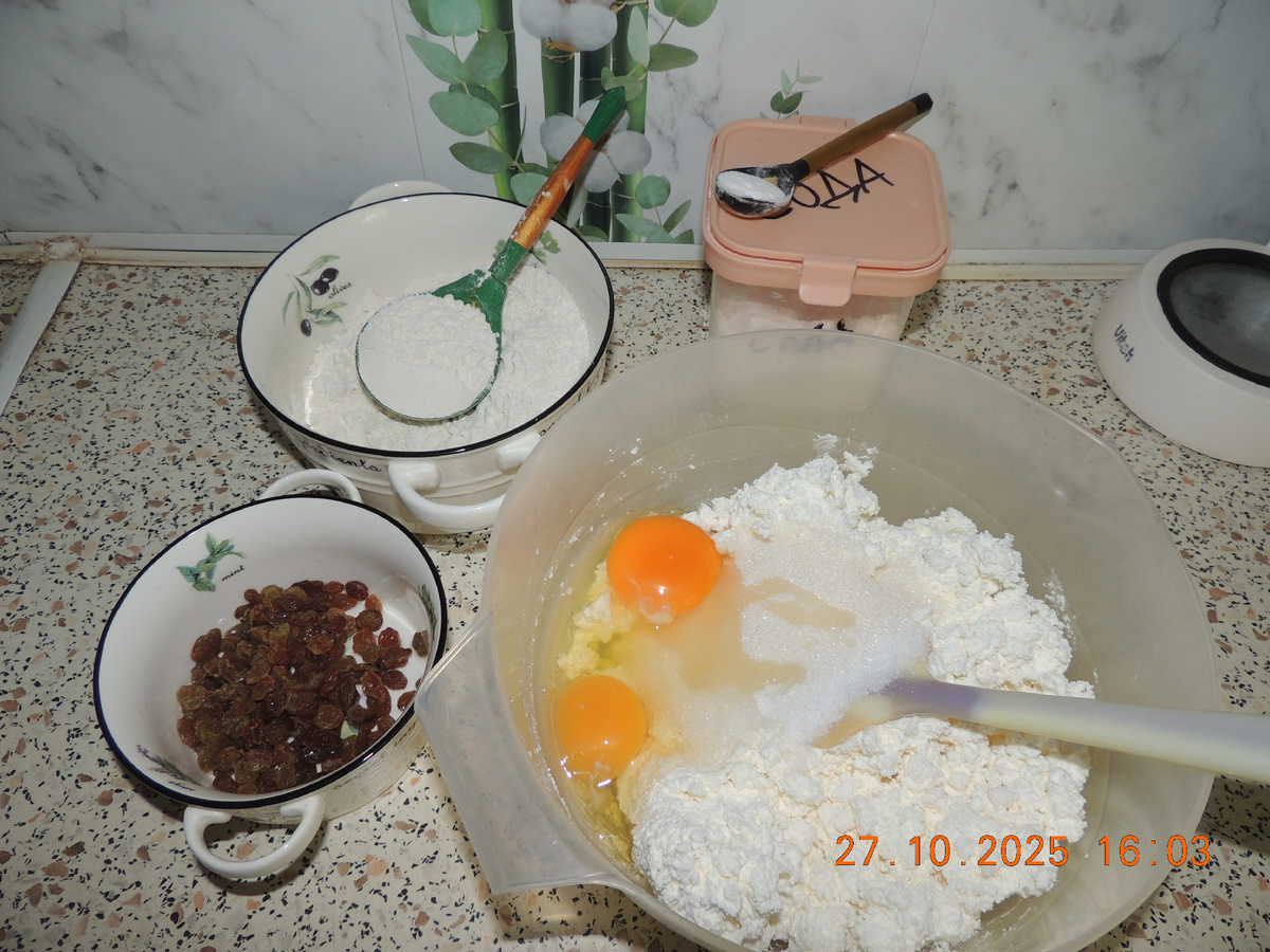 Сложила в миску творог, яйцо, соль, сахар, ванилин.