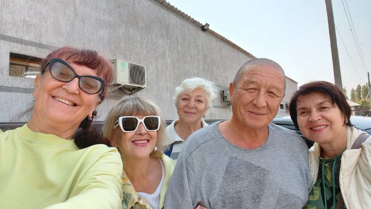 Селфи на прощание. Татьяна с Элей поедут в Самарканд на поезде. А мы с Ёдгором в Коканд на машине. Вместе мы провели пять дней. Поездили с Ёдгором. Увидели  интересные места... Было замечательно. И даже не очень удачный вариант гостевого дома не испортил впечатления от этих дней в Фергане...