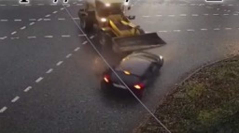 «Ниссан Жук» и трактор за мгновение до столкновения