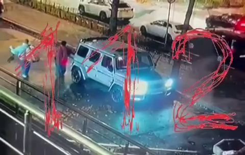 Андрей прощается с товарищем у машины "Гелентваген" (от слева от человека с сумкой за плечом)