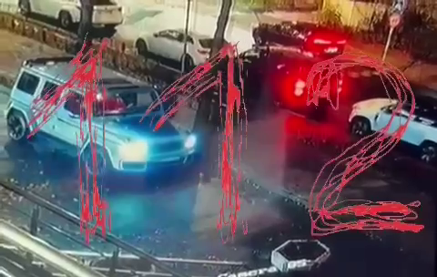 В правом верхнем кадре - двое в балаклавах выходят из свое машины 