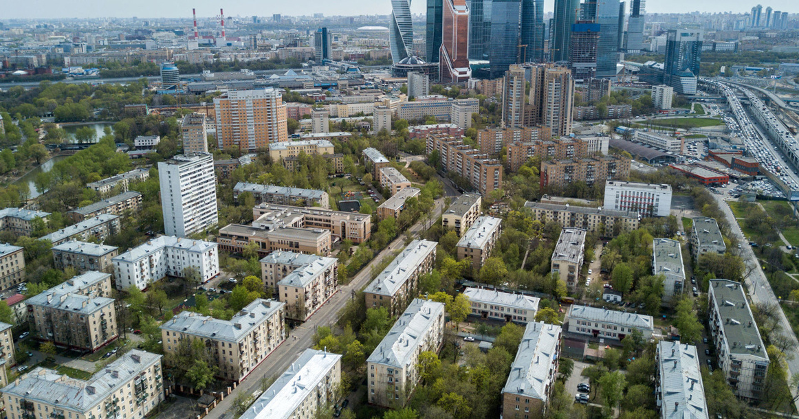 Источник: https://moskvichmag.ru/gorod/renovatsiya-doshla-do-tsao-zhitelej-presnenskih-kamushkov-nachali-otselyat-pered-snosom-kvartala/